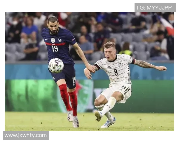 深圳足球队在欧锦赛中的个人能力展现与团队协作分析 深圳足球队在欧锦赛中的个人能力展现与团队协作分析